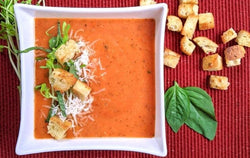 Potage aux tomates et basilic avec croûtons maisons
