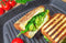 Sandwich à l'avocat et tomates séchées