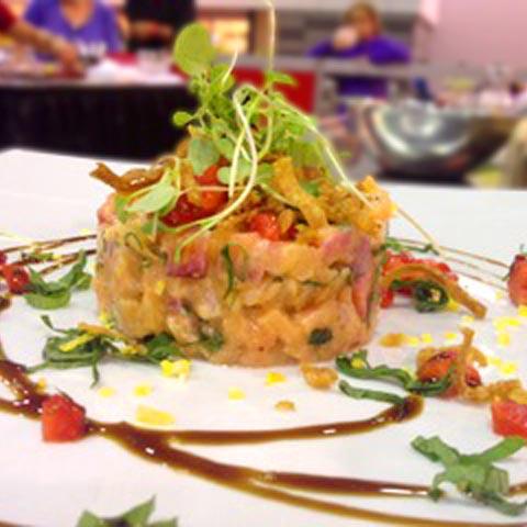 Tartare de saumon fraises et basilic
